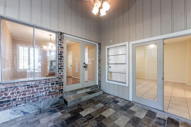 422 River Oaks Drive, Huntsville, TX 77340