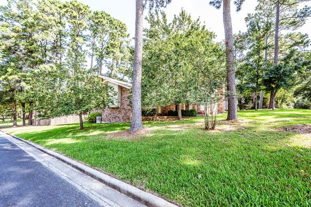 422 River Oaks Drive, Huntsville, TX 77340