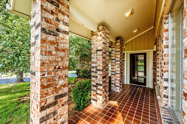 422 River Oaks Drive, Huntsville, TX 77340