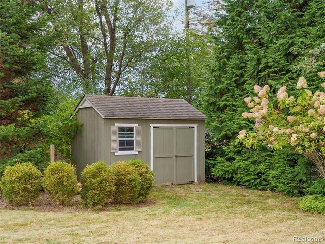 19938 S Waltham Road, Beverly Hills, MI 48025