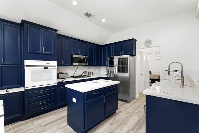 2412 Hidden Creek Drive, Pearland, TX 77581