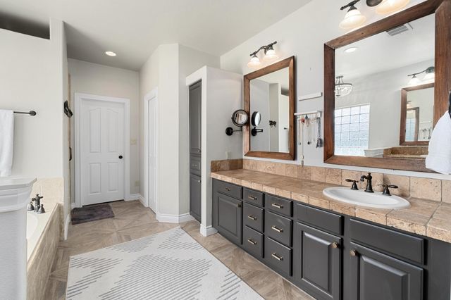 416 Shadywood LN, Dripping Springs, TX 78620
