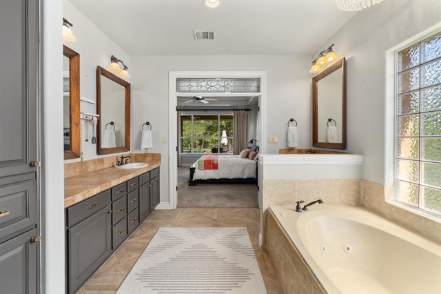 416 Shadywood LN, Dripping Springs, TX 78620