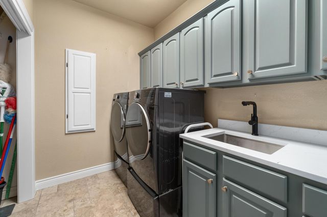 416 Shadywood LN, Dripping Springs, TX 78620