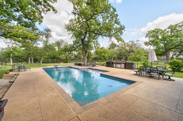 416 Shadywood LN, Dripping Springs, TX 78620