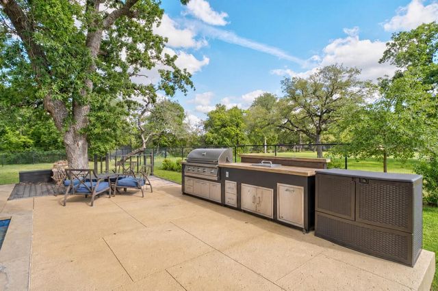 416 Shadywood LN, Dripping Springs, TX 78620