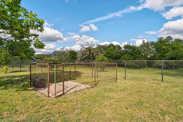 416 Shadywood LN, Dripping Springs, TX 78620
