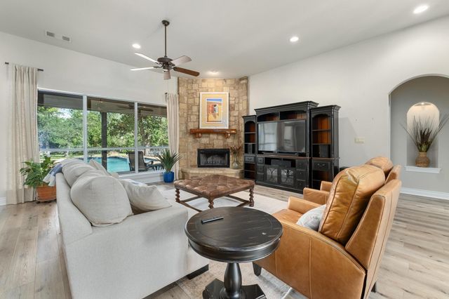 416 Shadywood LN, Dripping Springs, TX 78620