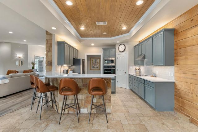 416 Shadywood LN, Dripping Springs, TX 78620