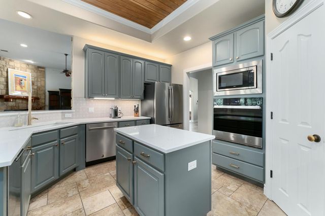 416 Shadywood LN, Dripping Springs, TX 78620