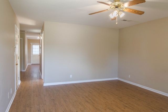 293 Executive Ave Apt B, Clarksville, TN 37042