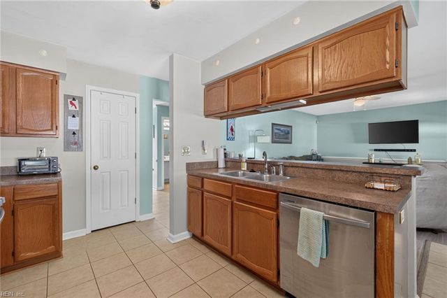 1952 John Brown LN, Virginia Beach, VA 23464