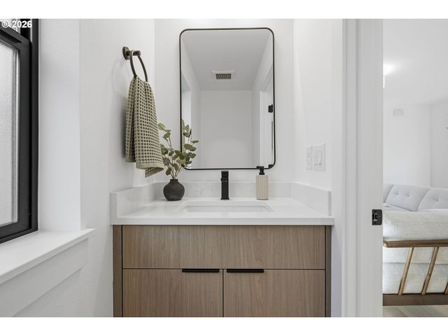 205 E Ave, Lake Oswego, OR 97034