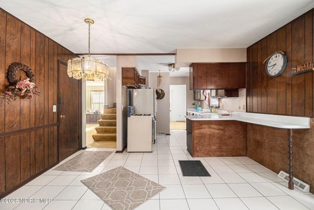 1236 Eastland Drive, Oregon, OH 43616