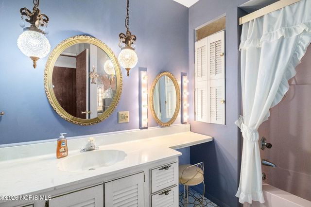 1236 Eastland Drive, Oregon, OH 43616