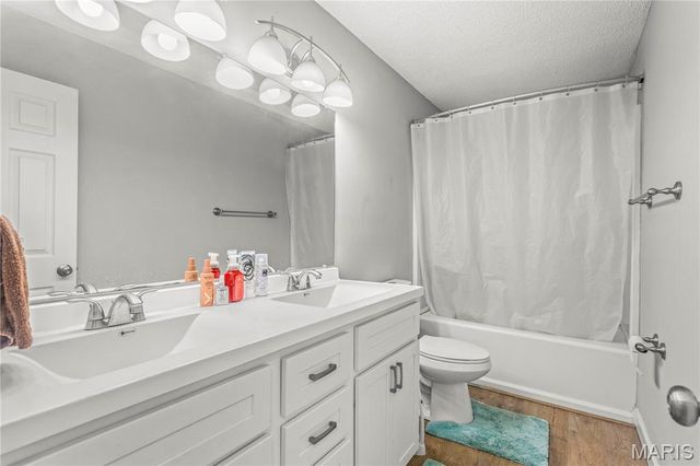 11811 7 Hills Drive, Florissant, MO 63033