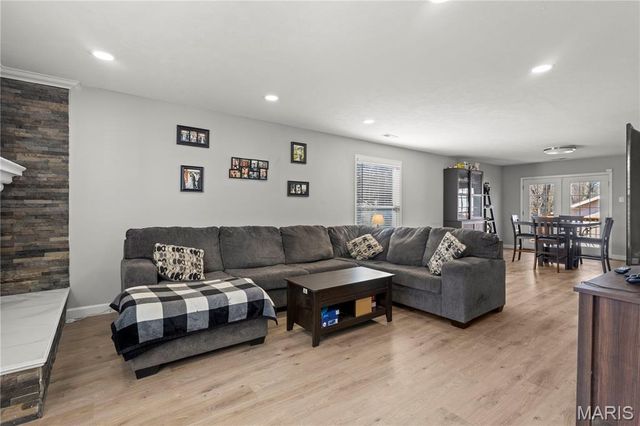 11811 7 Hills Drive, Florissant, MO 63033