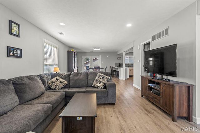 11811 7 Hills Drive, Florissant, MO 63033