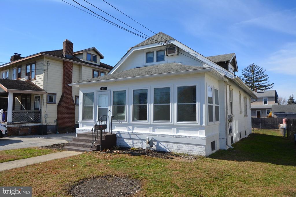 100 E ROLAND RD, Brookhaven, PA 19015