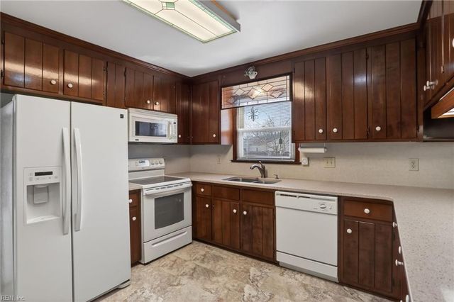 808 Ventnor DR, Newport News, VA 23608