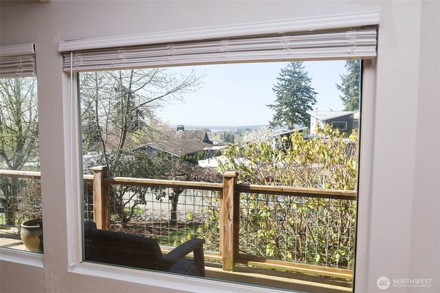 9678 Crest Dr, Blaine, WA 98230