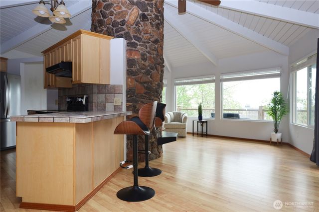 9678 Crest Dr, Blaine, WA 98230