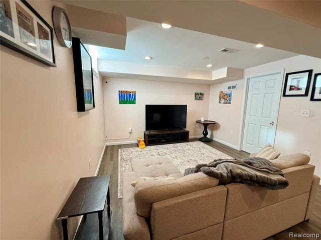 7586 Paradise Drive, Grand Blanc, MI 48439