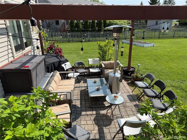 7586 Paradise Drive, Grand Blanc, MI 48439