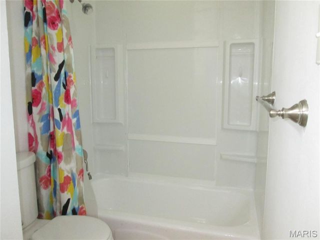 1210 Wicklow Road L, Ballwin, MO 63021