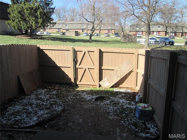 1210 Wicklow Road L, Ballwin, MO 63021