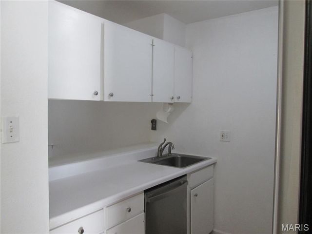 1210 Wicklow Road L, Ballwin, MO 63021