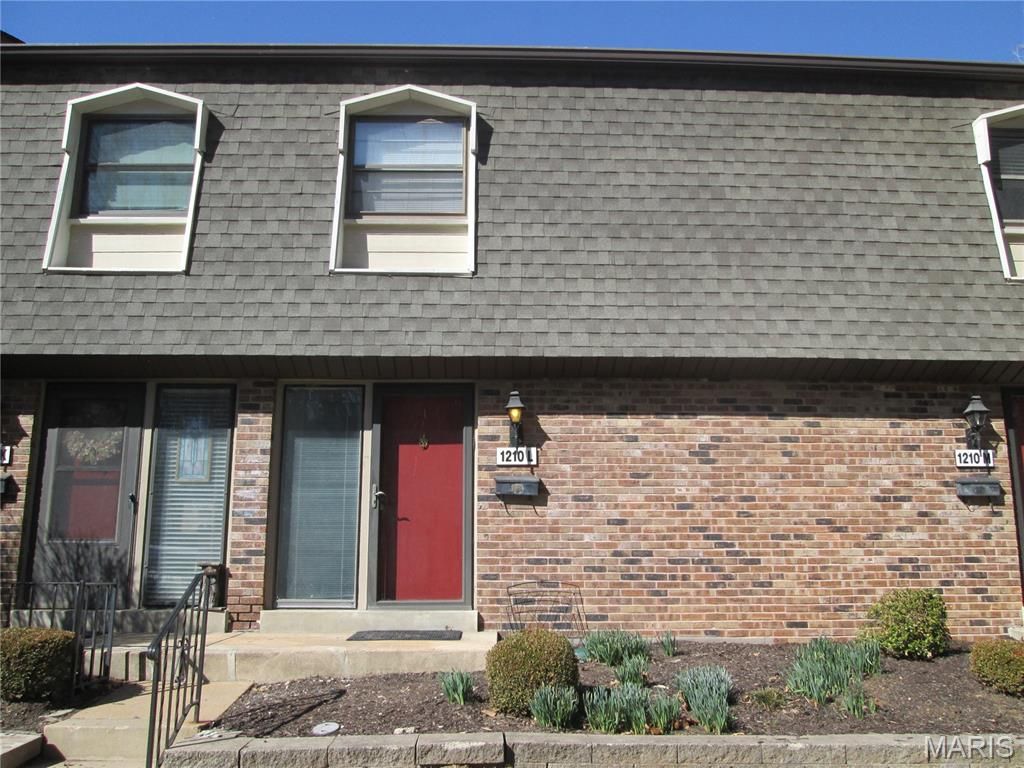 1210 Wicklow Road L, Ballwin, MO 63021