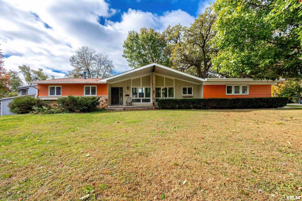 4449 ROYAL OAKS Drive, Davenport, IA 52806