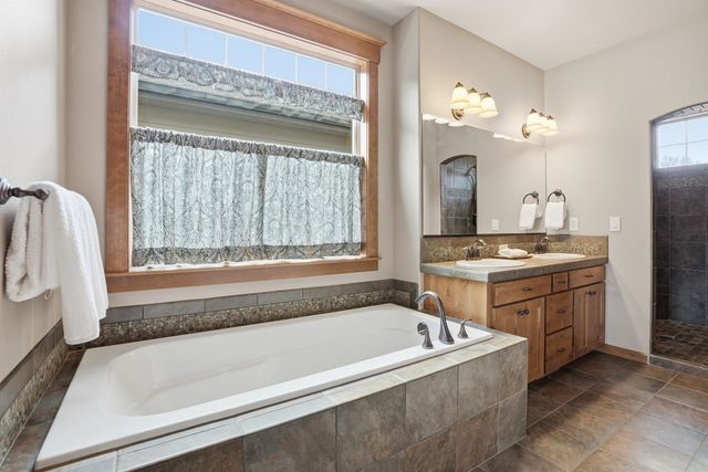 1608 N Rim View St, Spokane, WA 99224