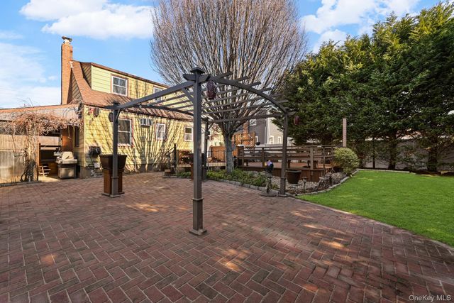 264 N Delaware Avenue, Massapequa, NY 11758