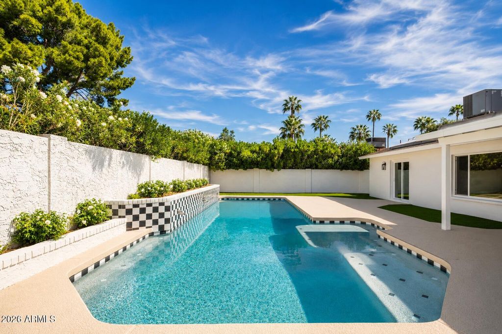 Image 2 of property listing at 15212 N 53RD Street, Scottsdale, AZ 85254