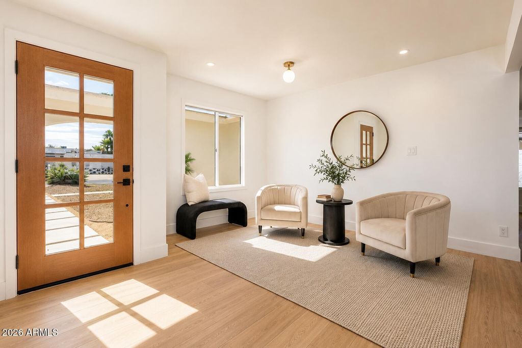 Image 3 of property listing at 15212 N 53RD Street, Scottsdale, AZ 85254