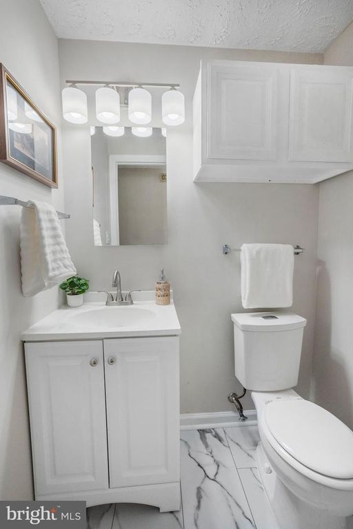 Image 14 of property listing at 2926 GOLDEN FLEECE DR, Pasadena, MD 21122