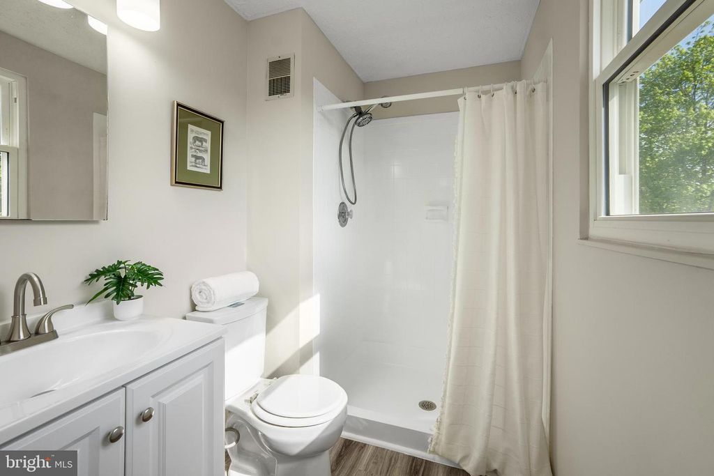 Image 18 of property listing at 2926 GOLDEN FLEECE DR, Pasadena, MD 21122