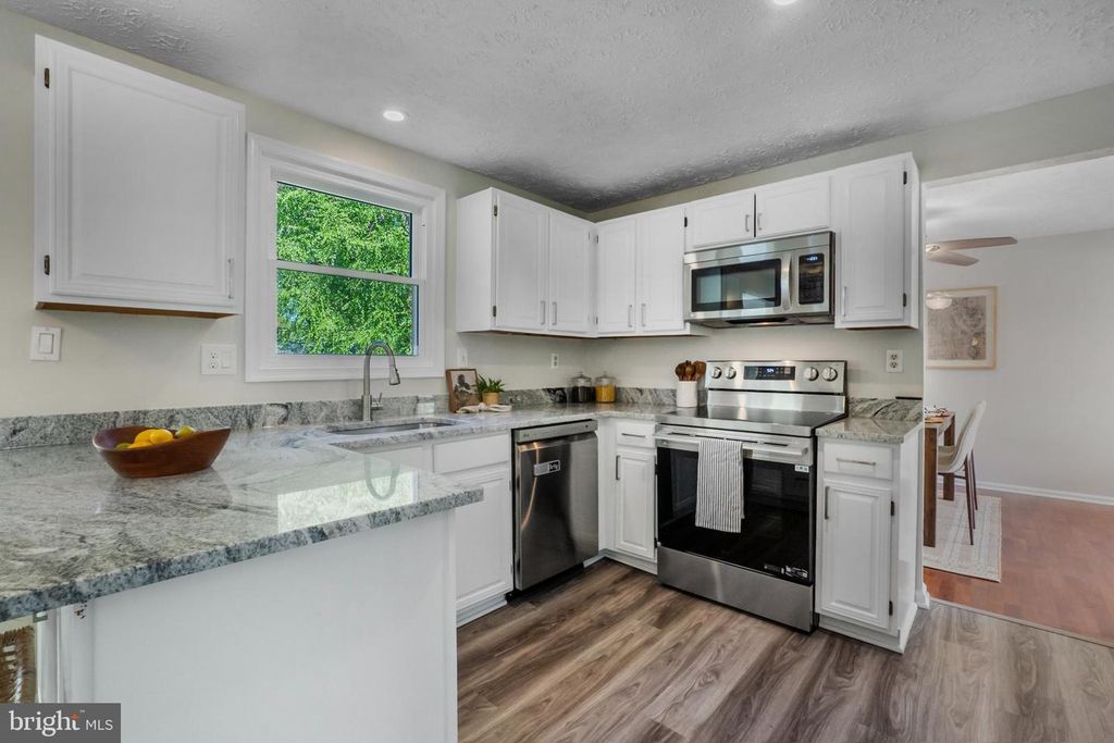 Image 6 of property listing at 2926 GOLDEN FLEECE DR, Pasadena, MD 21122