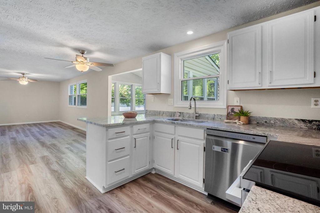 Image 7 of property listing at 2926 GOLDEN FLEECE DR, Pasadena, MD 21122