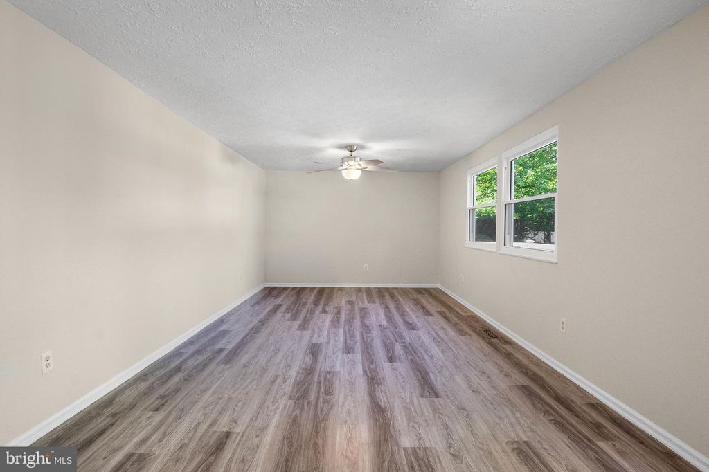 Image 9 of property listing at 2926 GOLDEN FLEECE DR, Pasadena, MD 21122