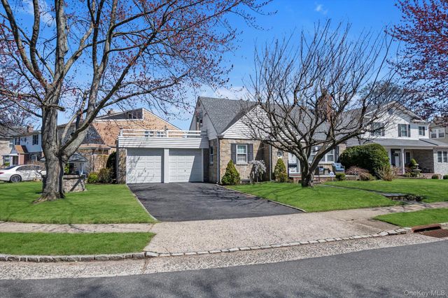 14 Avon Road, New Hyde Park, NY 11040