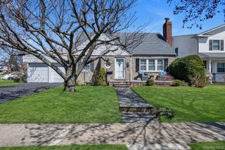 14 Avon Road, New Hyde Park, NY 11040