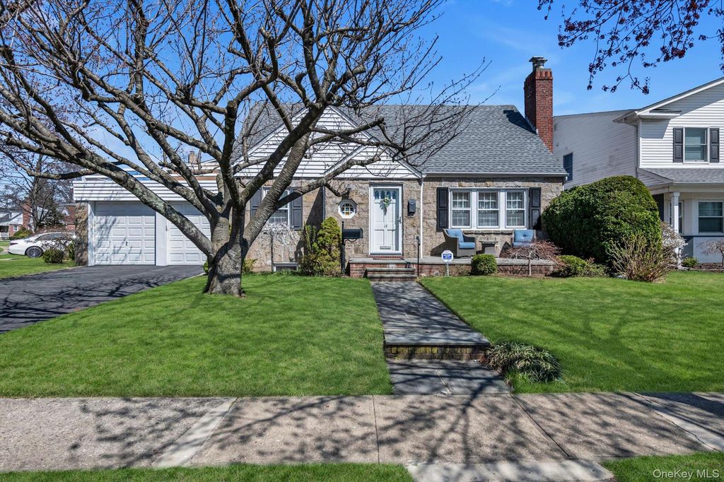 14 Avon Road, New Hyde Park, NY 11040