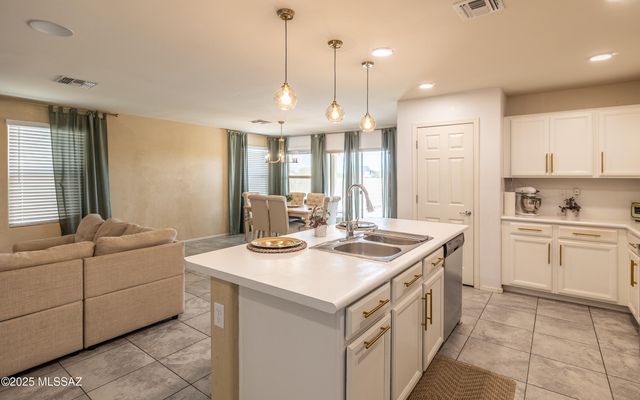 6251 S Reed Bunting Drive, Tucson, AZ 85757