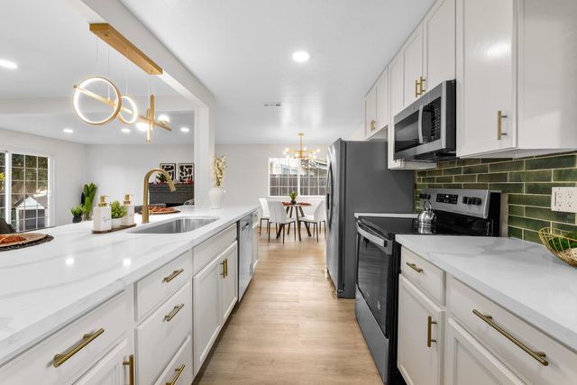 942 E Yorkshire Dr, Stockton, CA 95207