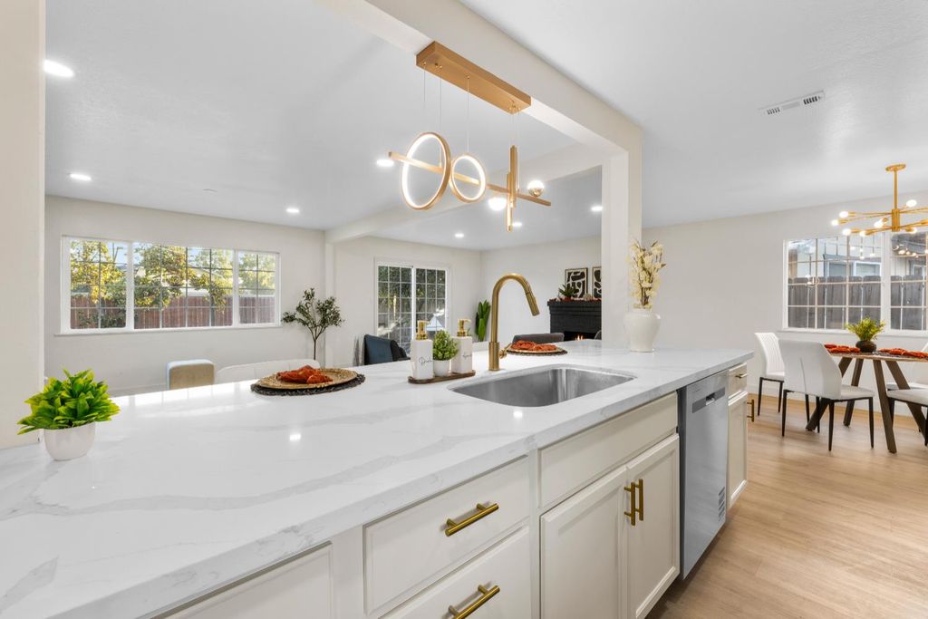 942 E Yorkshire Dr, Stockton, CA 95207