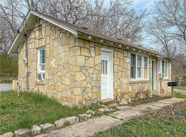 401 N College Street, Yellville, AR 72687