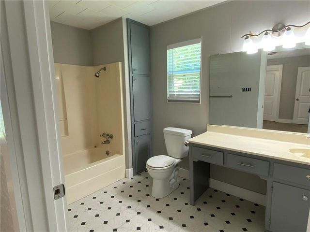 102 E Live Oak ST, Hutto, TX 78634